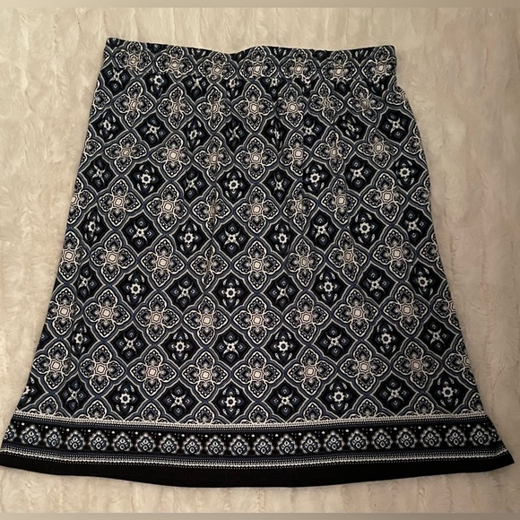 Max Studio pretty navy and white skirt with bow and slouchy pockets. Cute!! - Picture 3 of 7